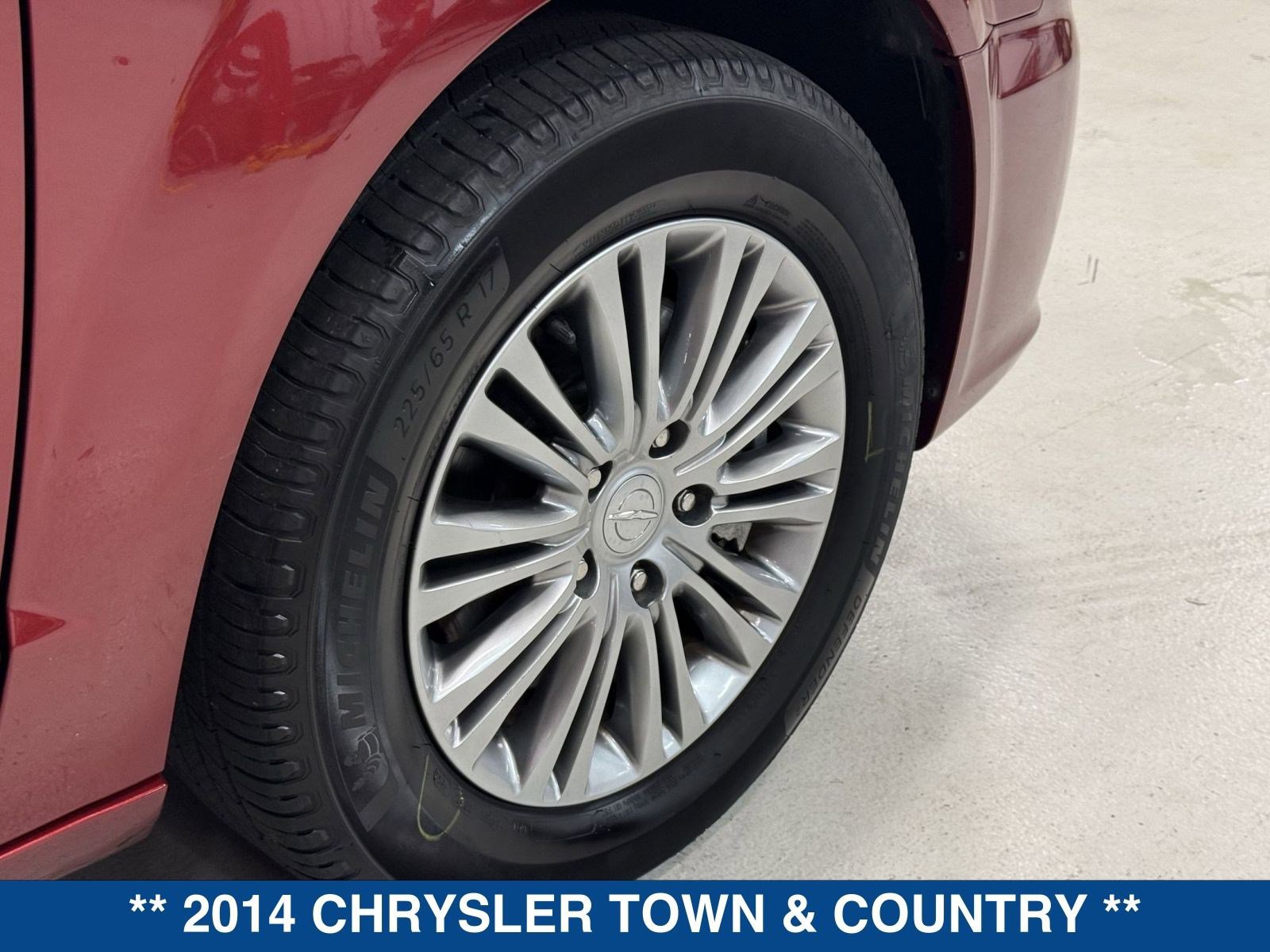 Used 2014 Chrysler Town & Country Touring-L image 11