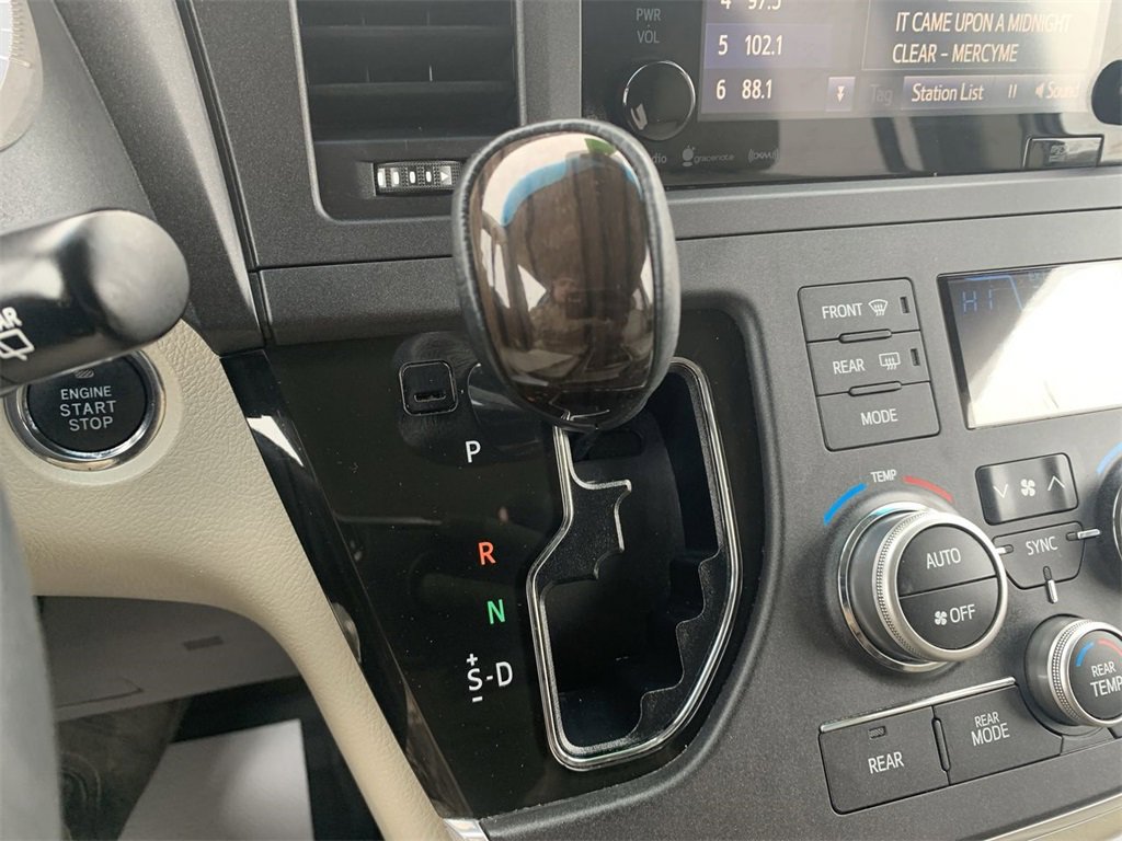 Used 2017 Toyota Sienna XLE Premium image 20