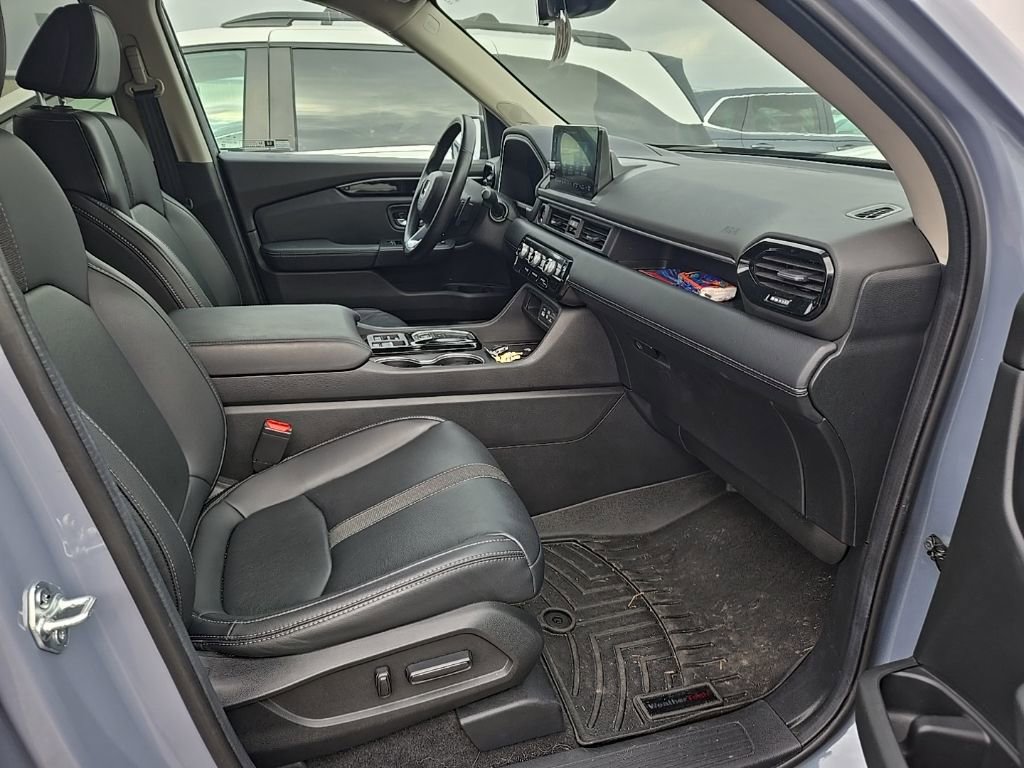 Used 2025 Honda Pilot Touring image 7