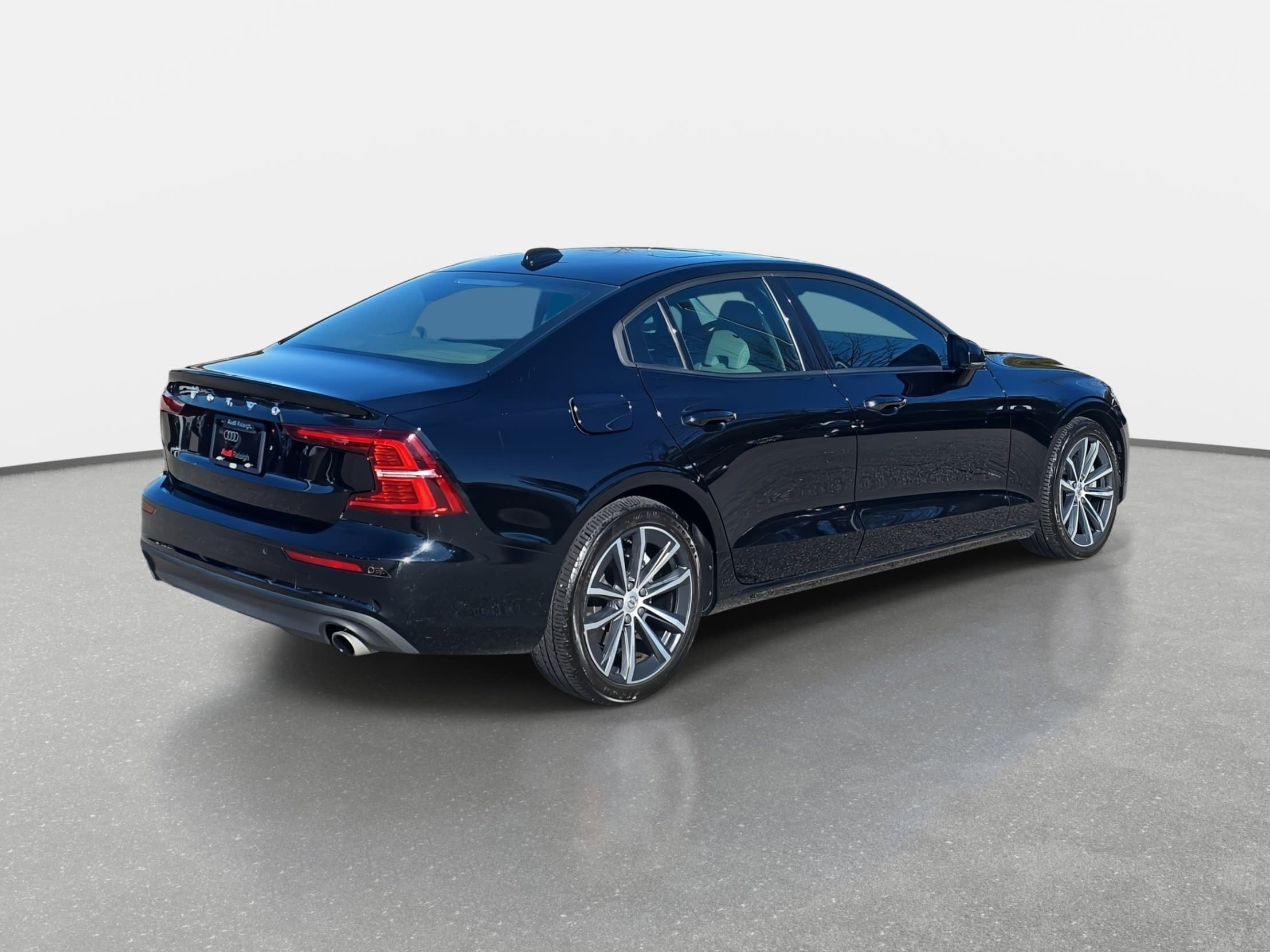 Used 2021 Volvo S60 T5 Momentum image 5