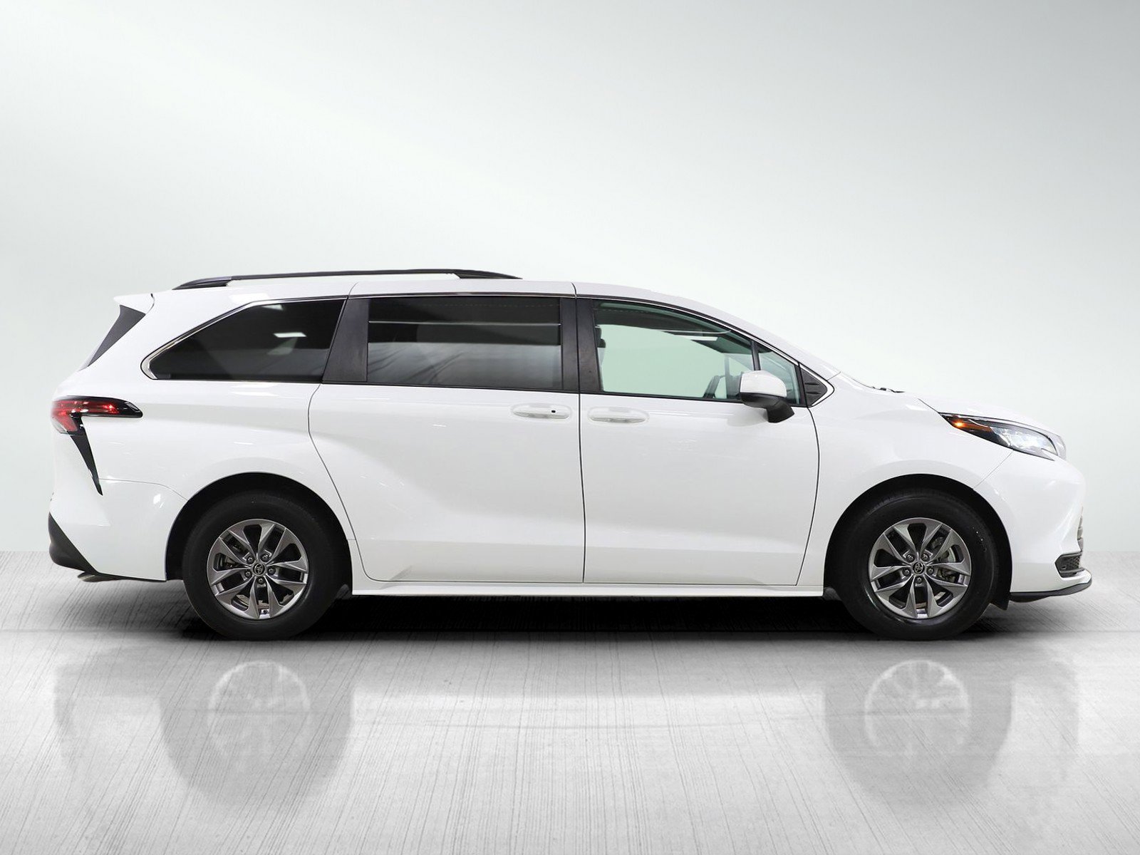 Used 2022 Toyota Sienna LE FWD image 6