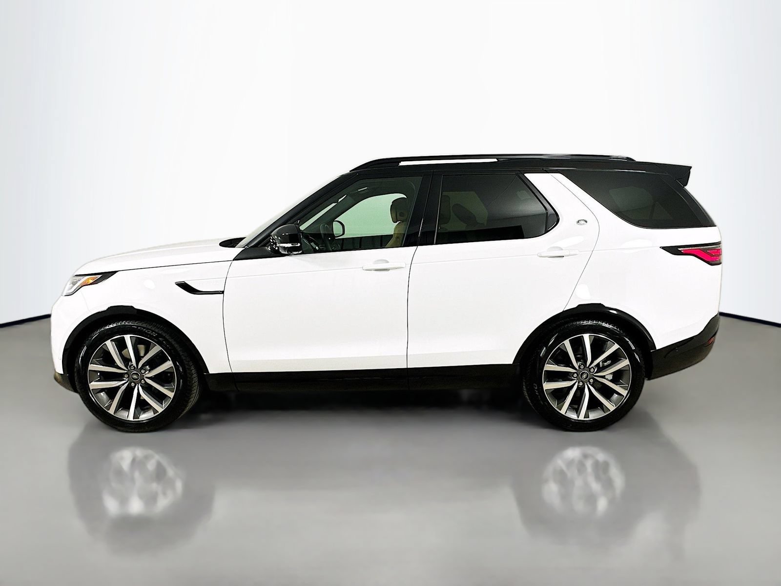Used 2025 Land Rover Discovery Dynamic SE AWD/4WD image 8