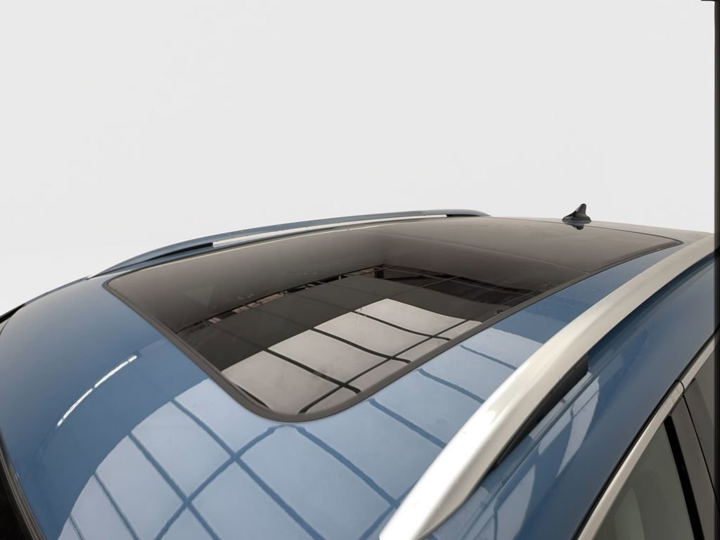 Used 2025 Volkswagen Tiguan SE w/ Panoramic Sunroof Package FWD image 11