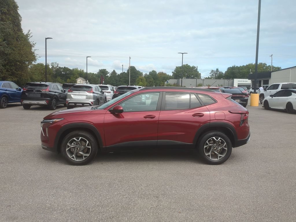 Used 2024 Chevrolet Trax LT FWD image 8
