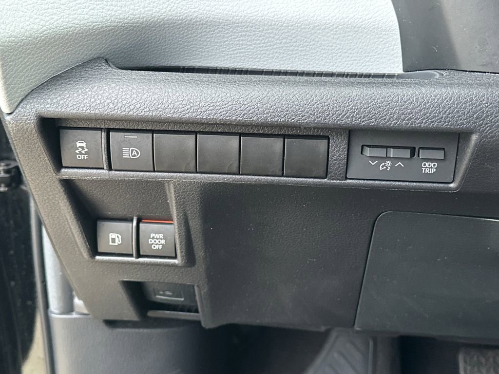Used 2025 Toyota Sienna LE FWD image 21