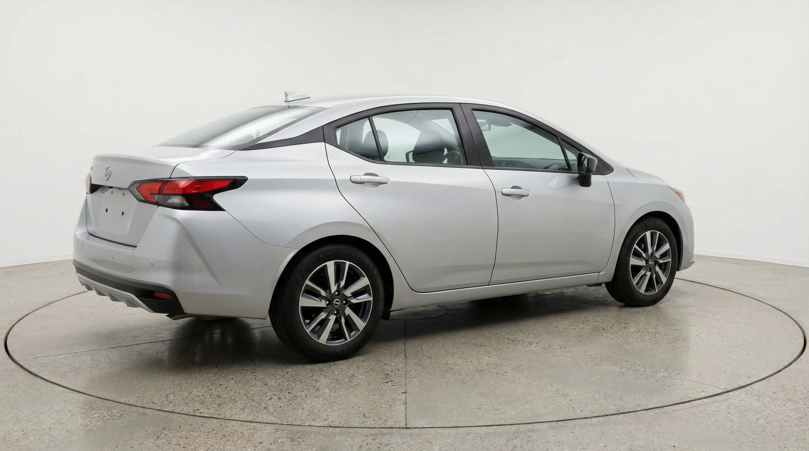 Used 2025 Nissan Versa SV image 9