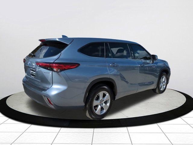 Used 2021 Toyota Highlander LE image 3