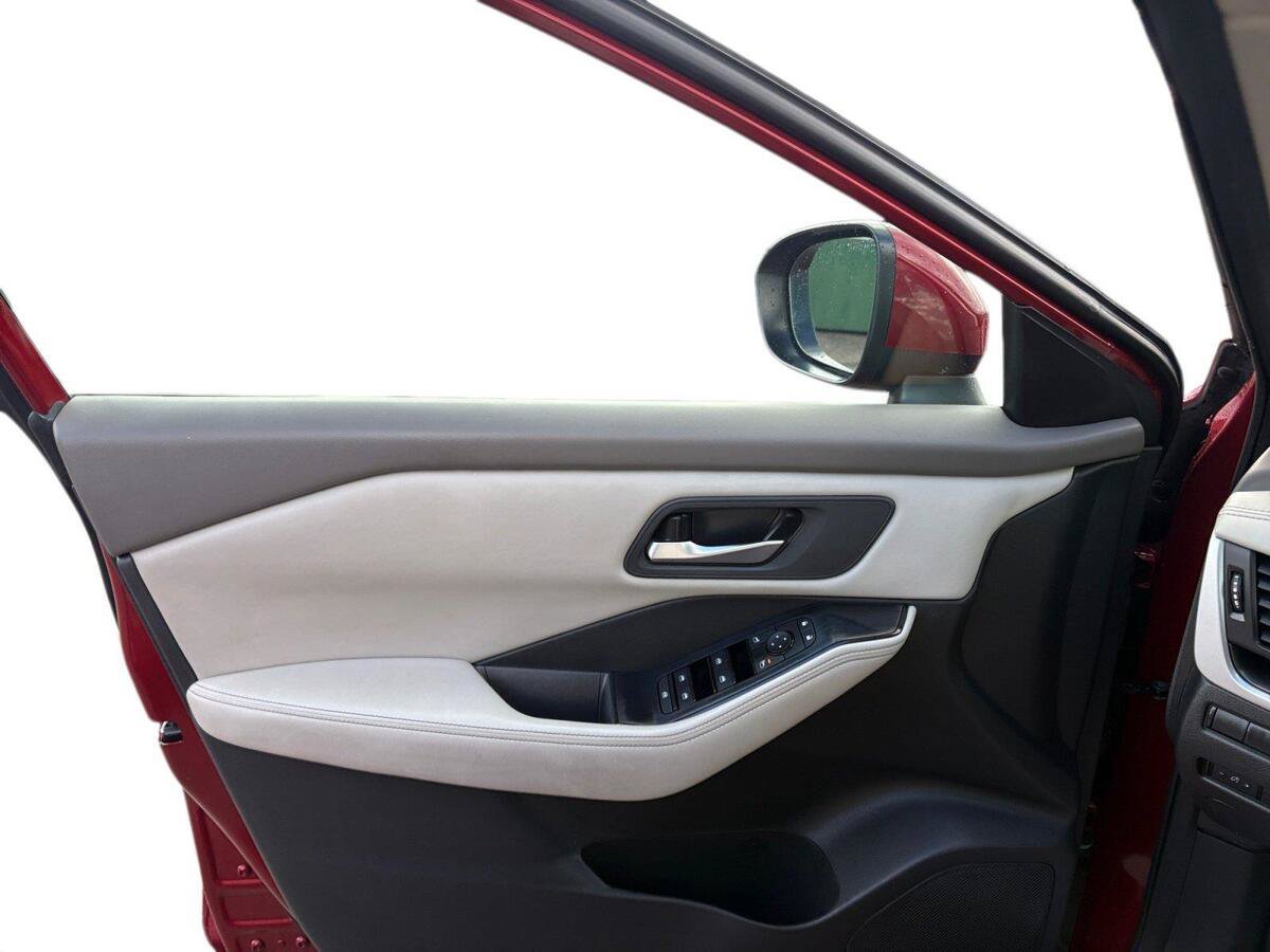 Used 2025 Nissan Rogue SV AWD/4WD image 17