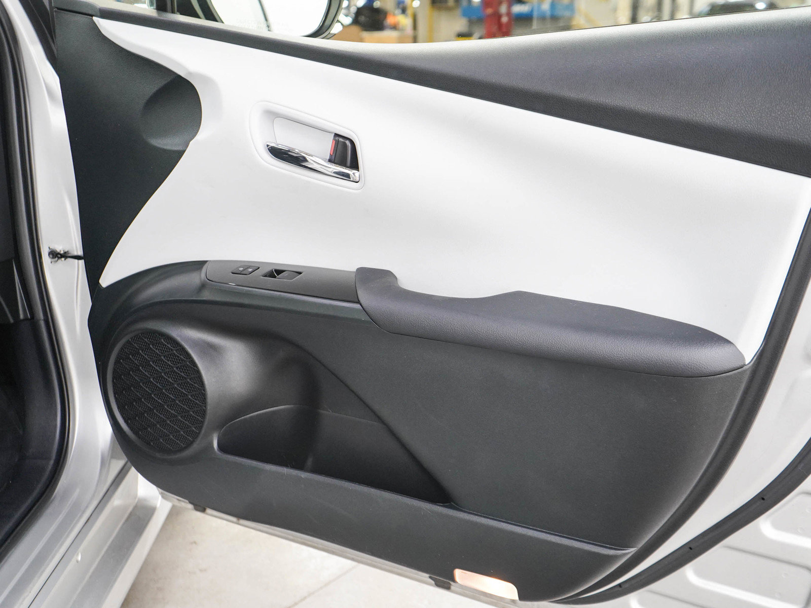 Used 2021 Toyota Prius LE FWD image 9