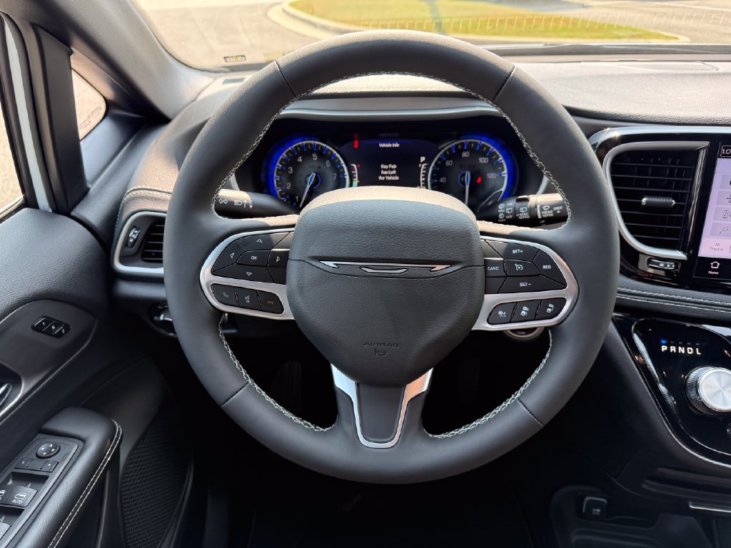 New 2027 Chrysler Pacifica Select FWD image 9