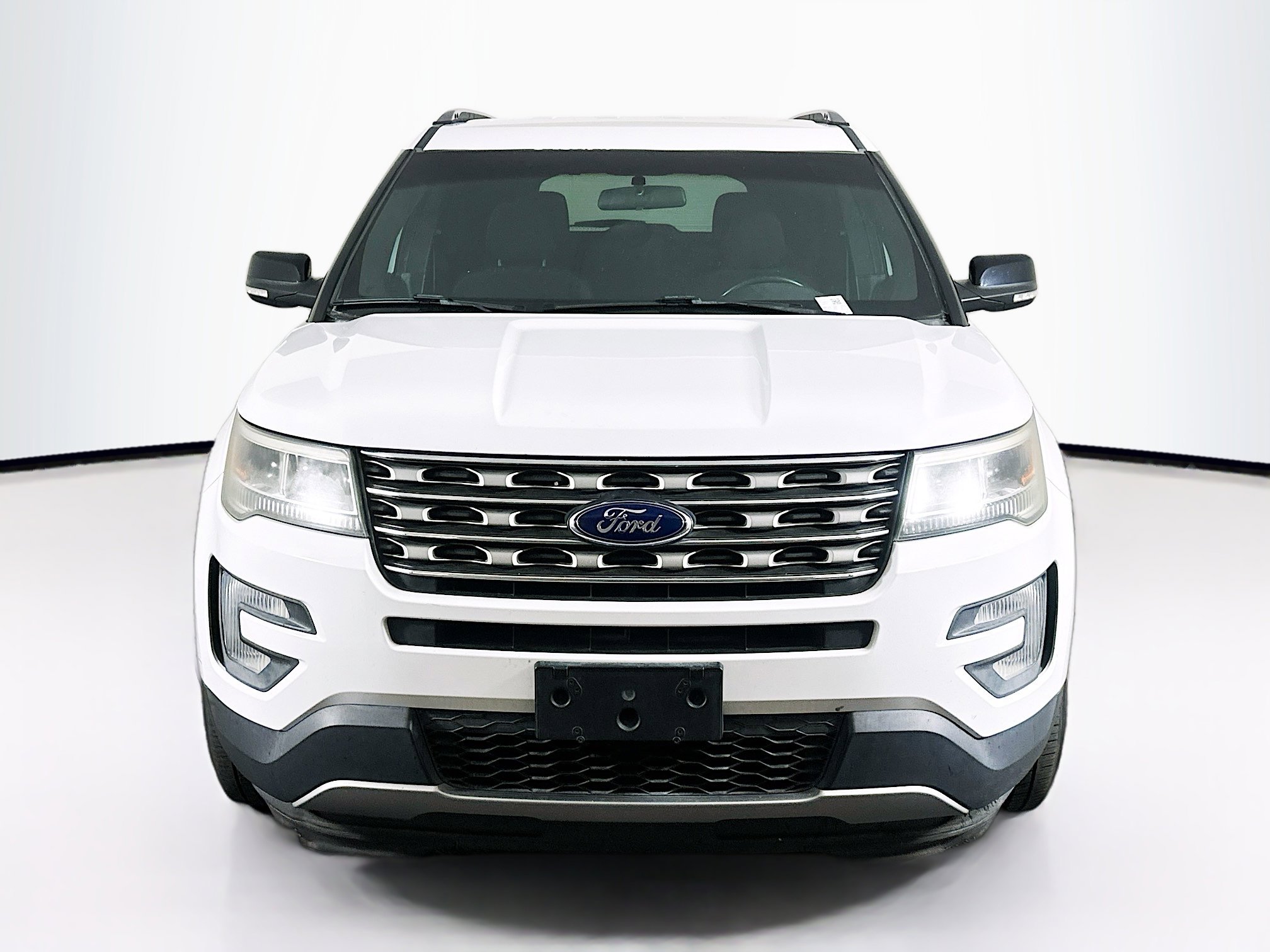 Used 2017 Ford Explorer XLT image 2