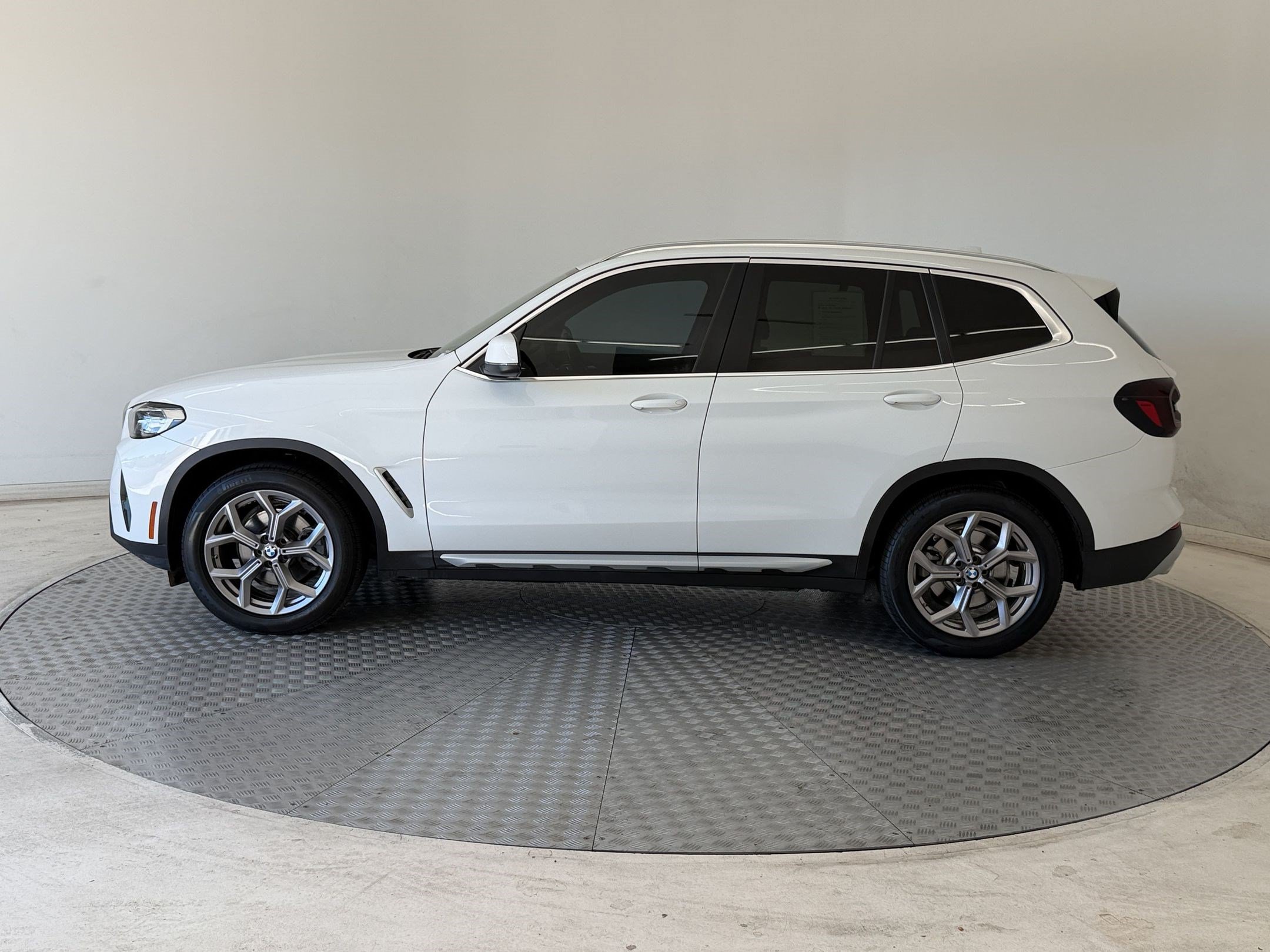 Used 2023 BMW X3 xDrive30i w/ Premium Package w/ZPA AWD/4WD image 2