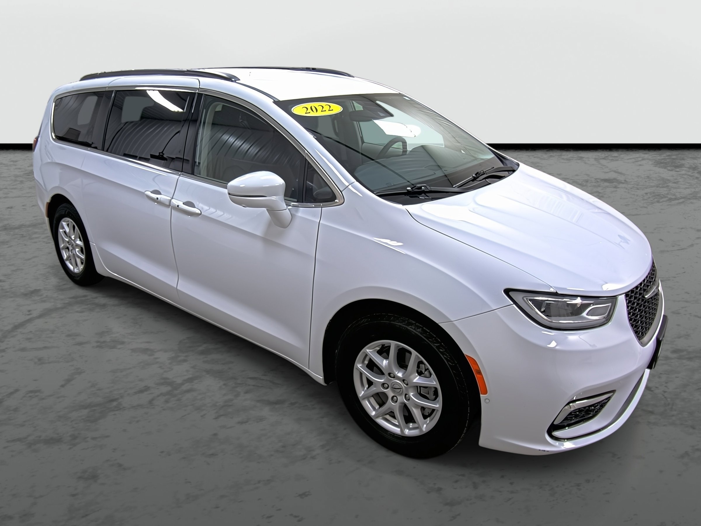 Used 2022 Chrysler Pacifica Touring-L w/ Uconnect Theater Family Group FWD image 5