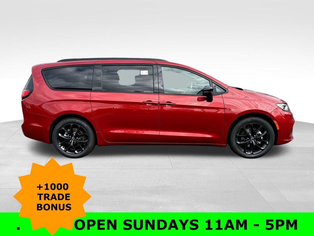 New 2026 Chrysler Pacifica Limited w/ Uconnect Theater Family Group image 9