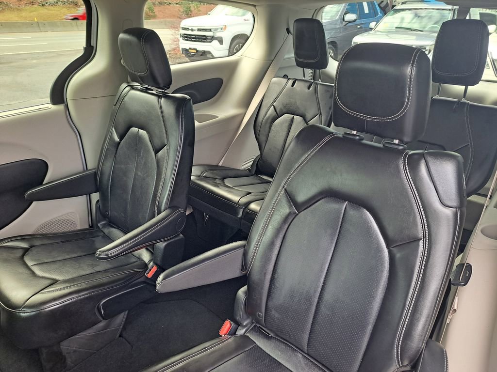 Used 2024 Chrysler Pacifica Touring-L image 14
