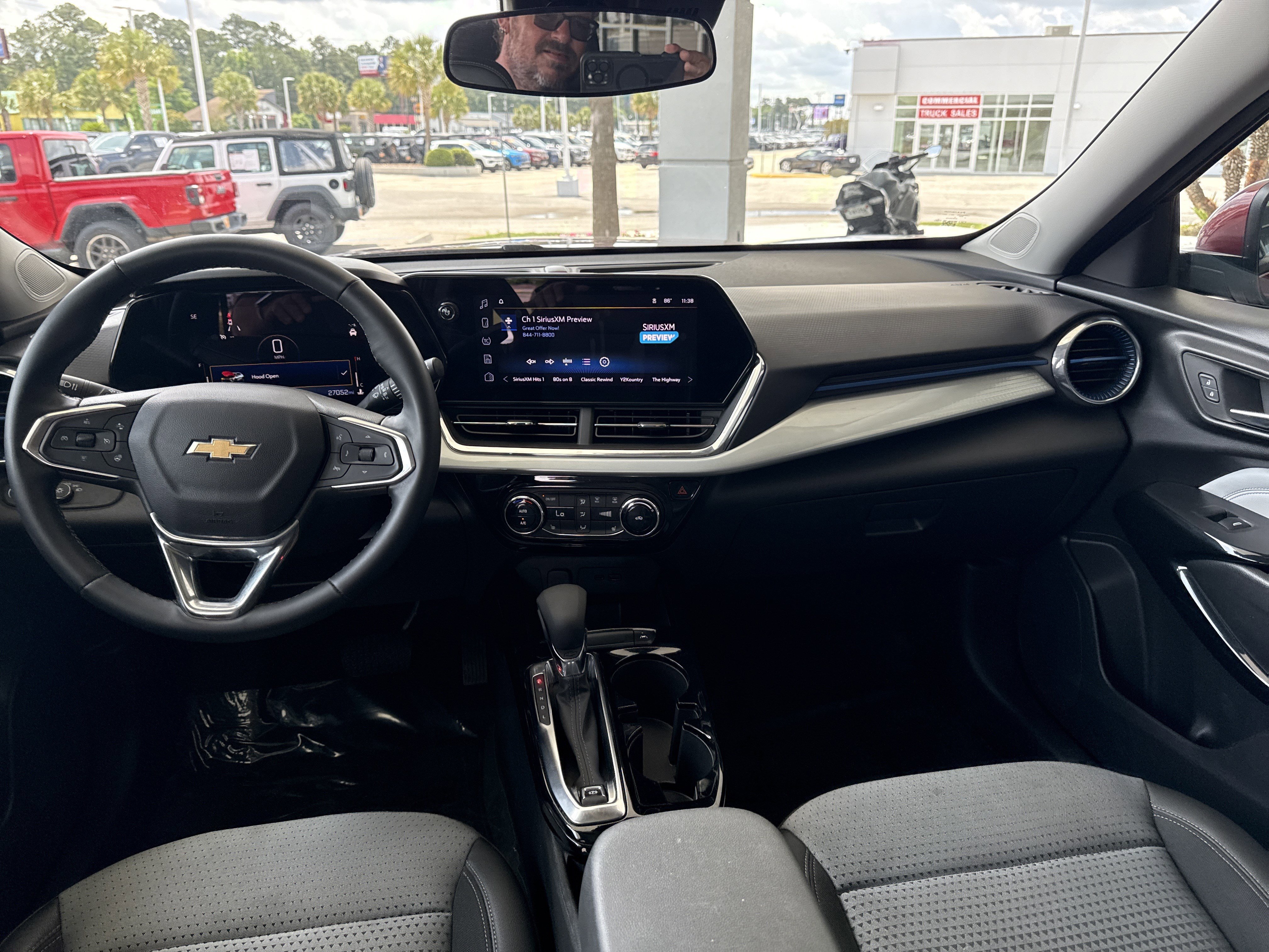 Used 2025 Chevrolet Trax LT w/ LT Convenience Package FWD image 26
