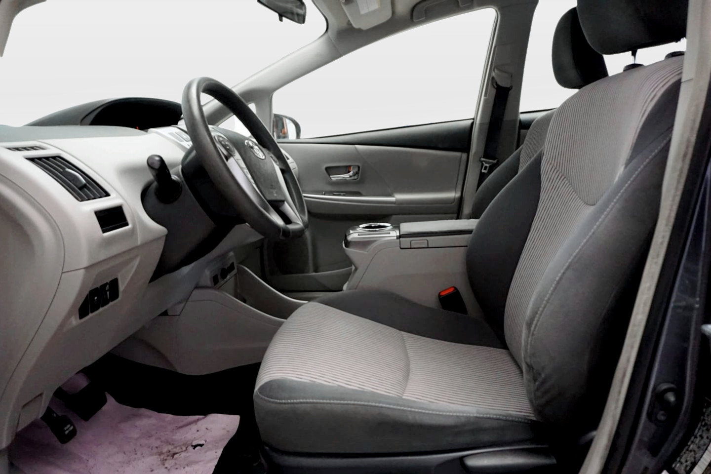 Used 2017 Toyota Prius V Two FWD image 9