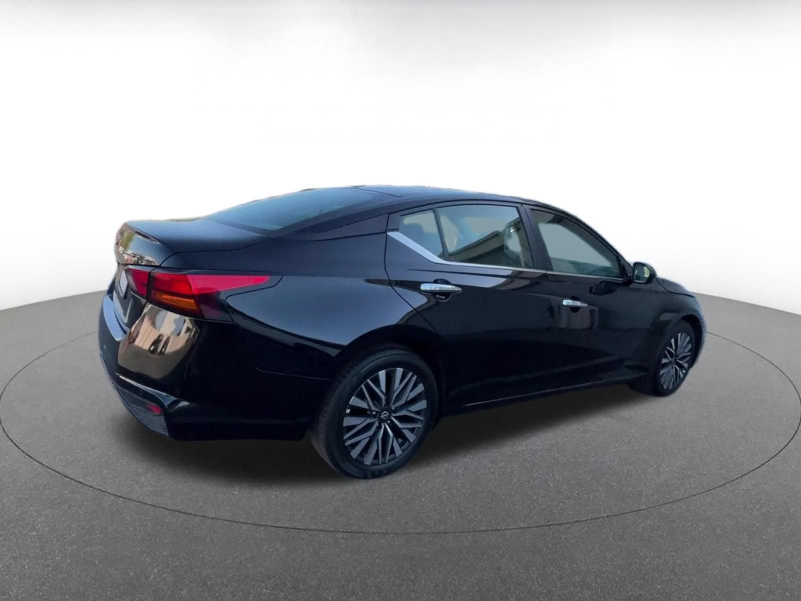 Used 2025 Nissan Altima 2.5 SV FWD image 15