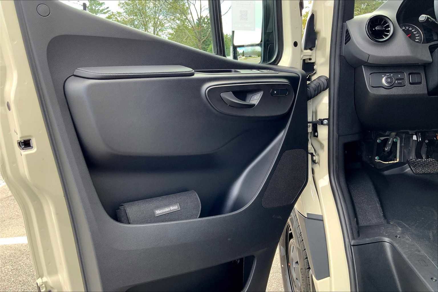 Used 2025 Mercedes-Benz Sprinter 2500 image 14