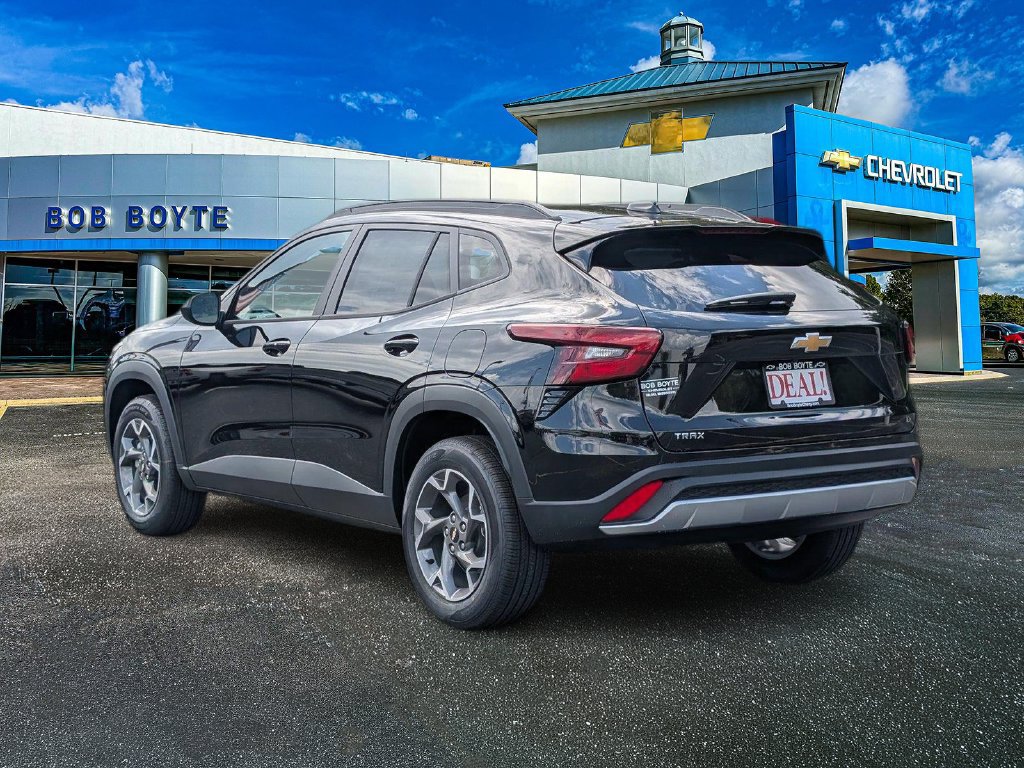 New 2026 Chevrolet Trax LT w/ LT Convenience Package FWD image 3