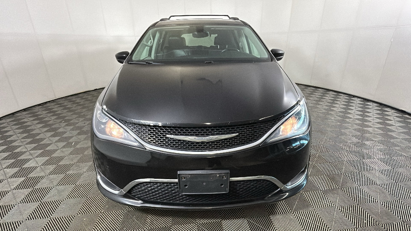 Used 2017 Chrysler Pacifica Touring-L FWD image 9
