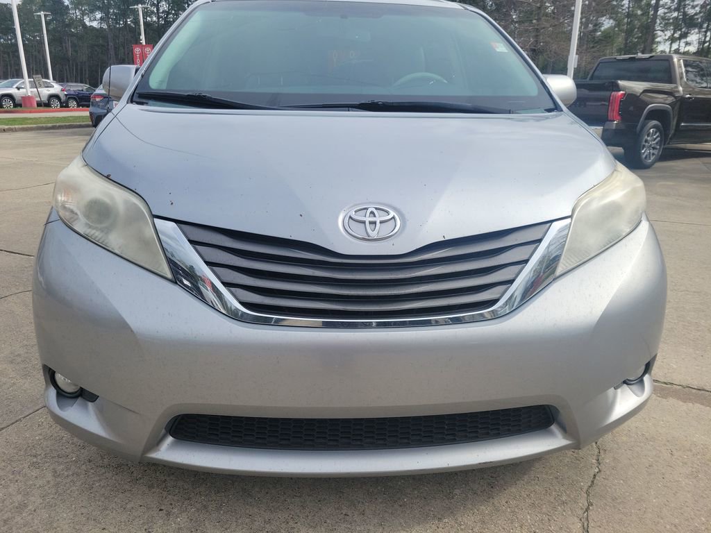Used 2013 Toyota Sienna XLE w/ Entertainment Pkg image 4