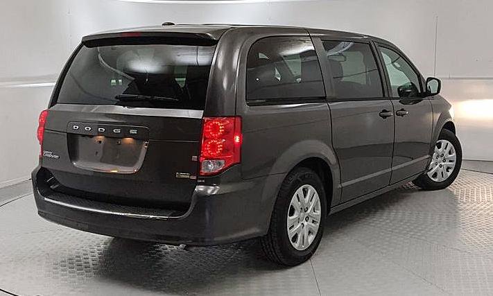 Used 2018 Dodge Grand Caravan SE w/ UConnect Hands-Free Group image 3