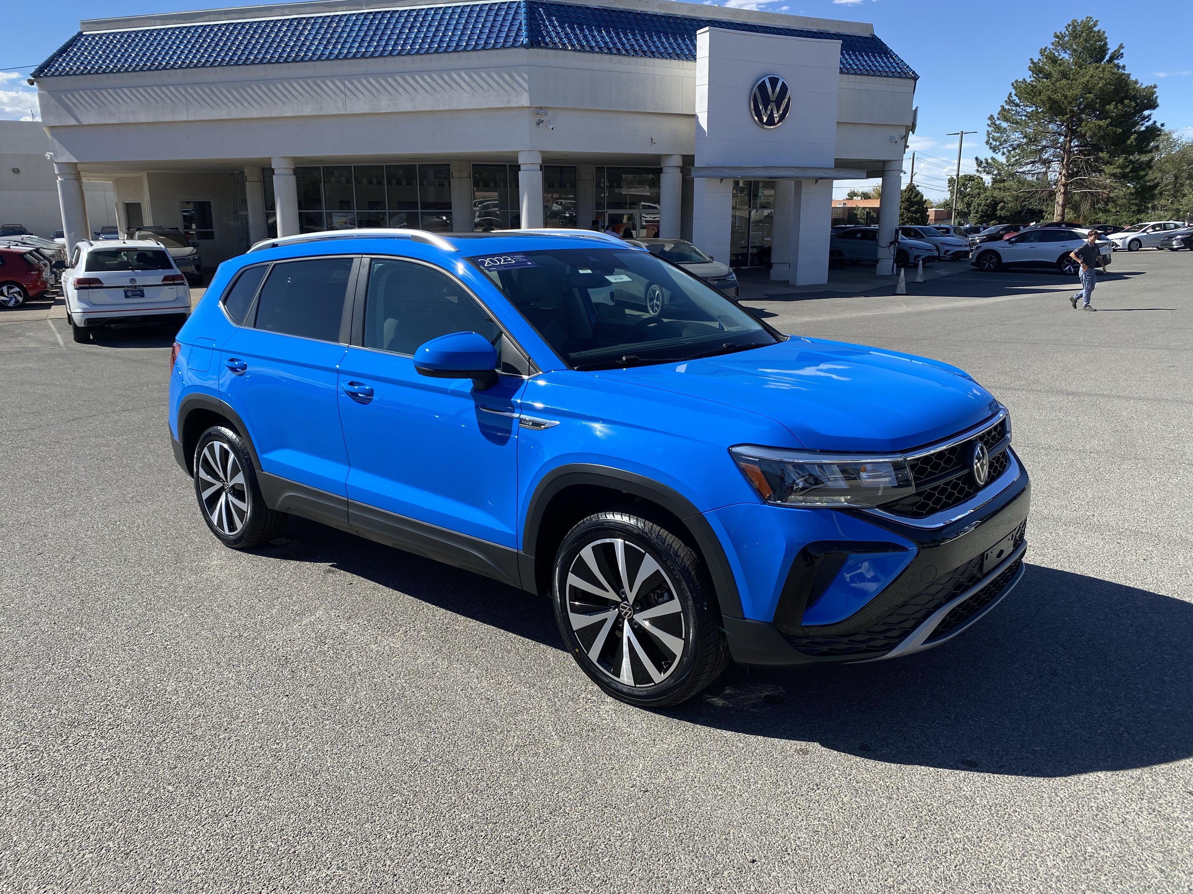 Certified 2023 Volkswagen Taos SE w/ Panoramic Sunroof Package FWD image 2