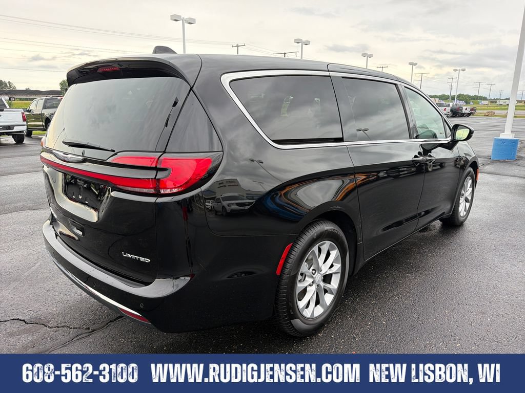 Used 2026 Chrysler Pacifica Limited FWD image 5
