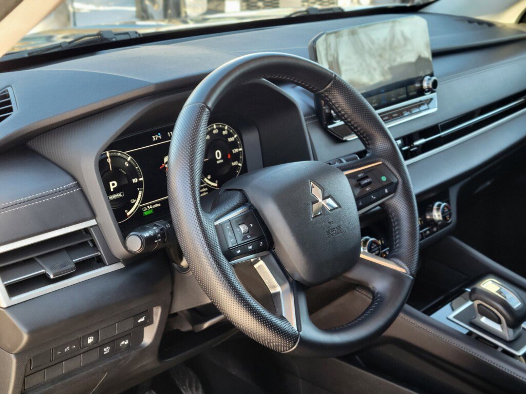 Used 2023 Mitsubishi Outlander SE image 15