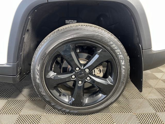 Used 2023 Jeep Grand Cherokee Laredo AWD/4WD image 10