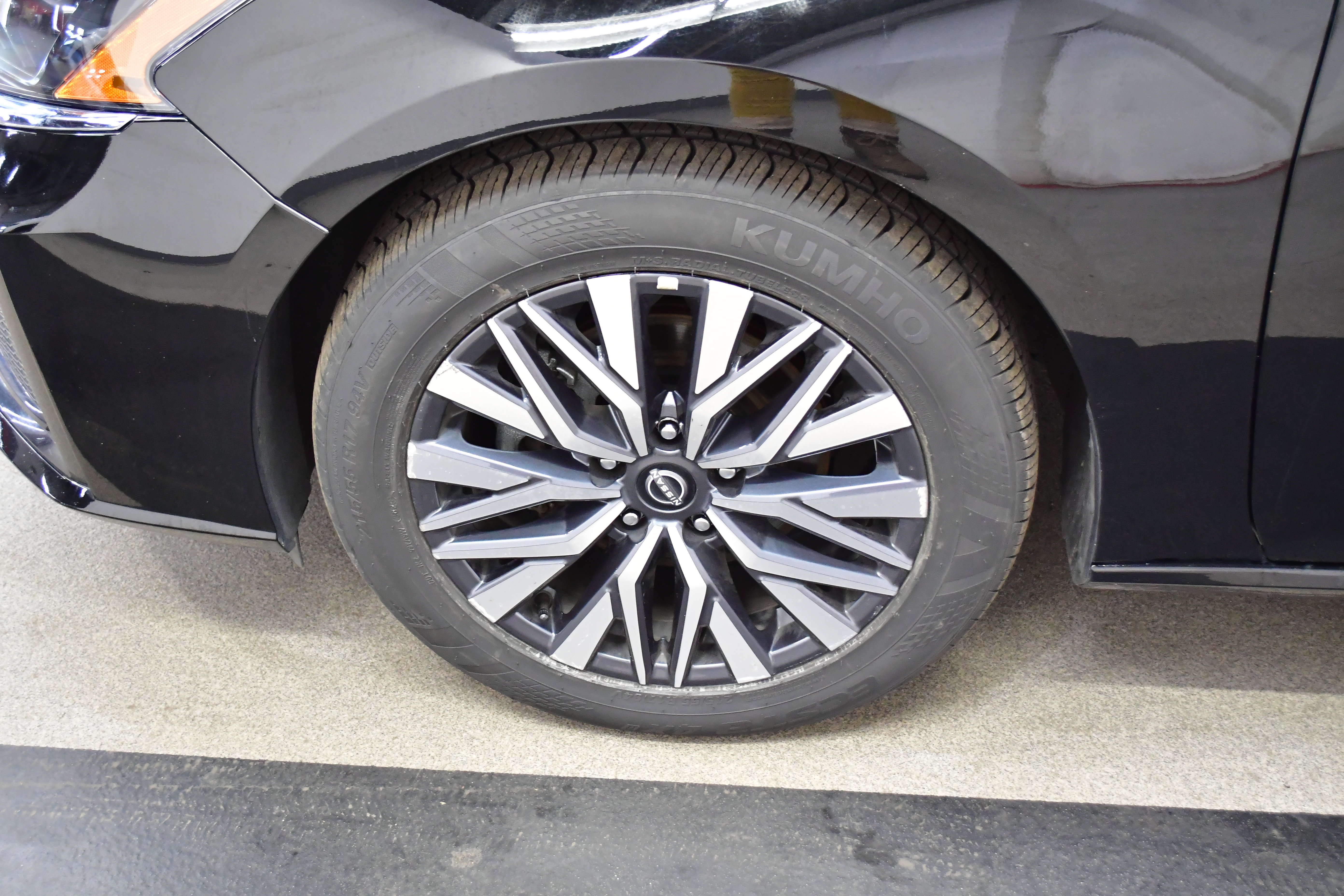 Used 2025 Nissan Altima 2.5 SV FWD image 34