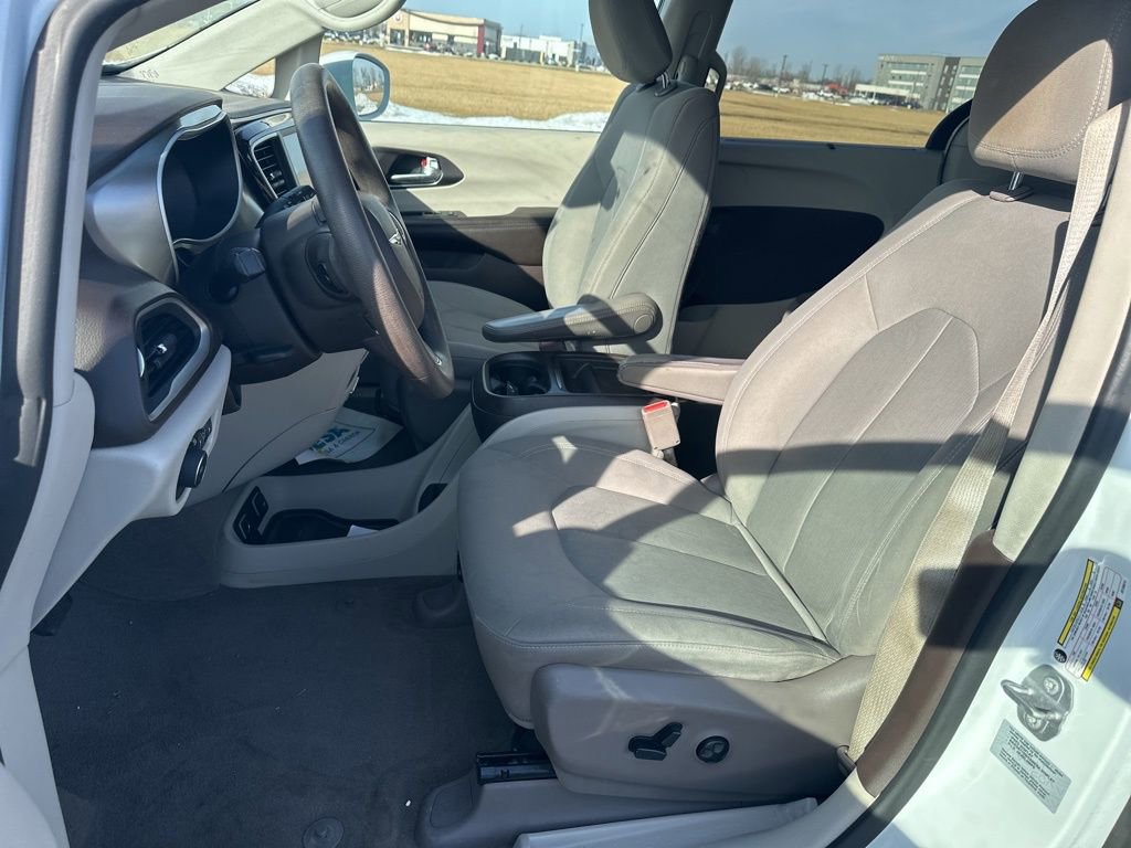 Used 2018 Chrysler Pacifica Touring Plus w/ Tire & Wheel Group image 16