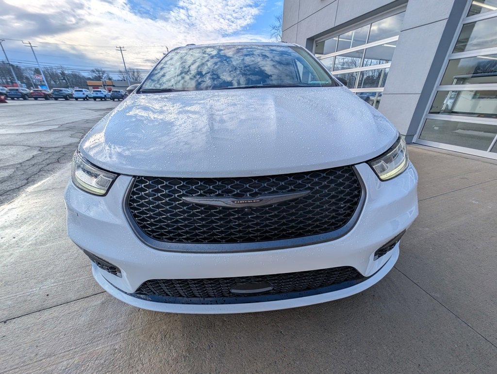 Used 2024 Chrysler Pacifica Touring-L w/ Road Tripper Package image 9