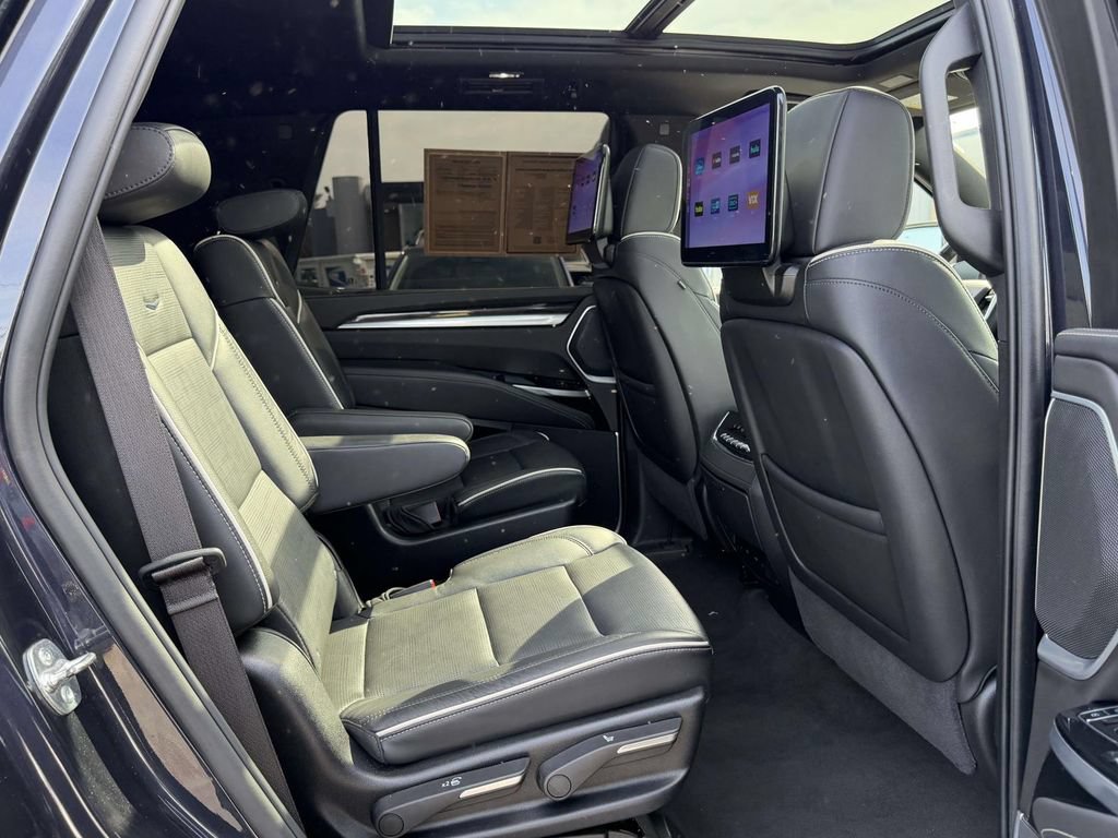Used 2025 Cadillac Escalade Premium Luxury AWD/4WD image 13