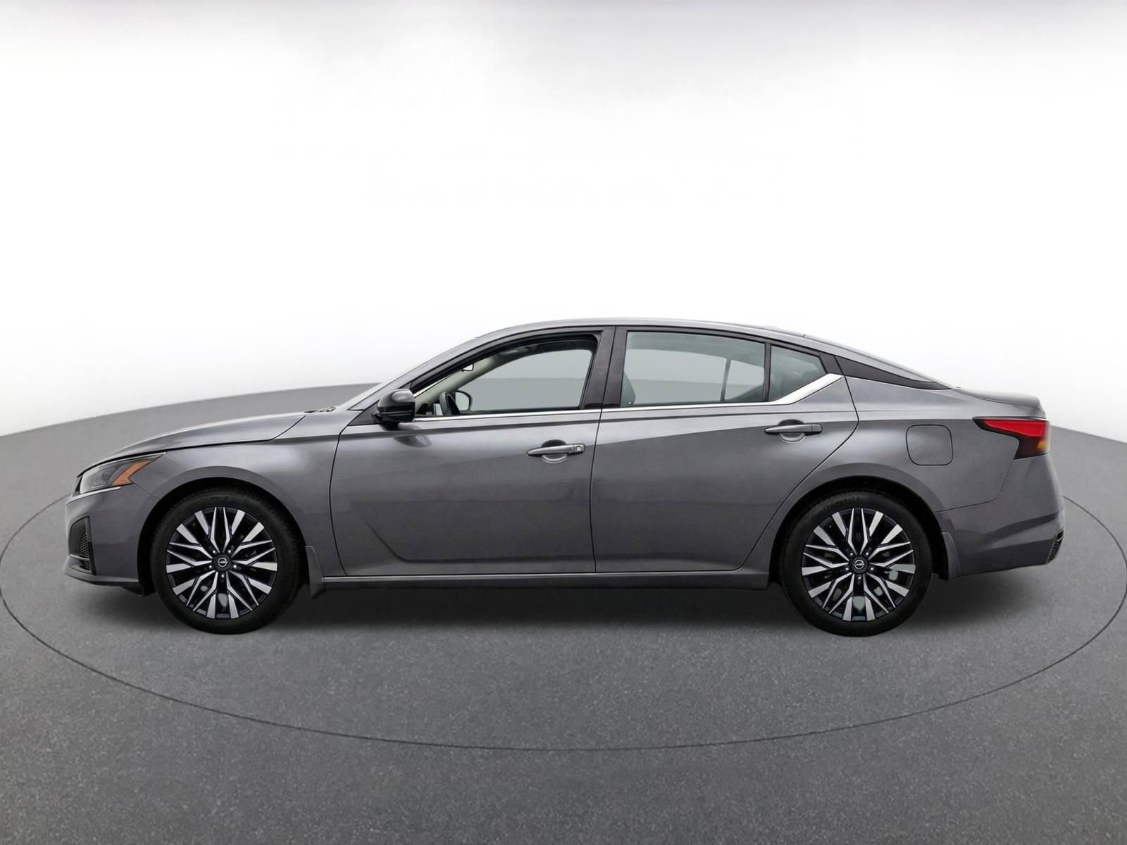 Used 2025 Nissan Altima 2.5 SV FWD image 4