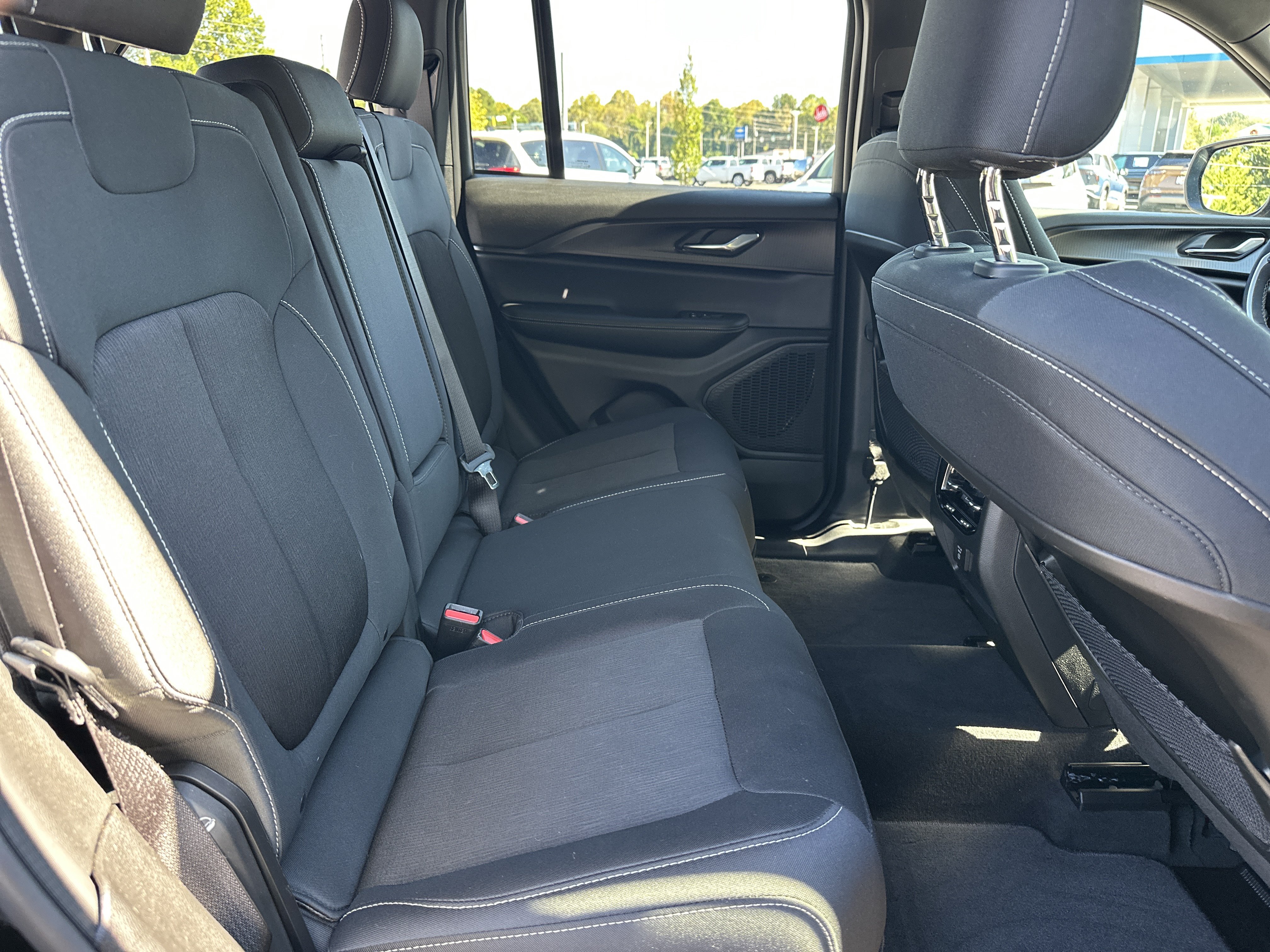Used 2025 Jeep Grand Cherokee Laredo w/ Luxury Tech Group I RWD image 16