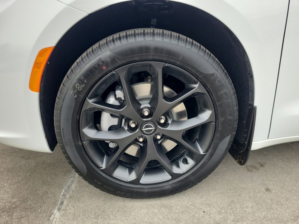 New 2026 Chrysler Pacifica Select w/ S Appearance Package image 27