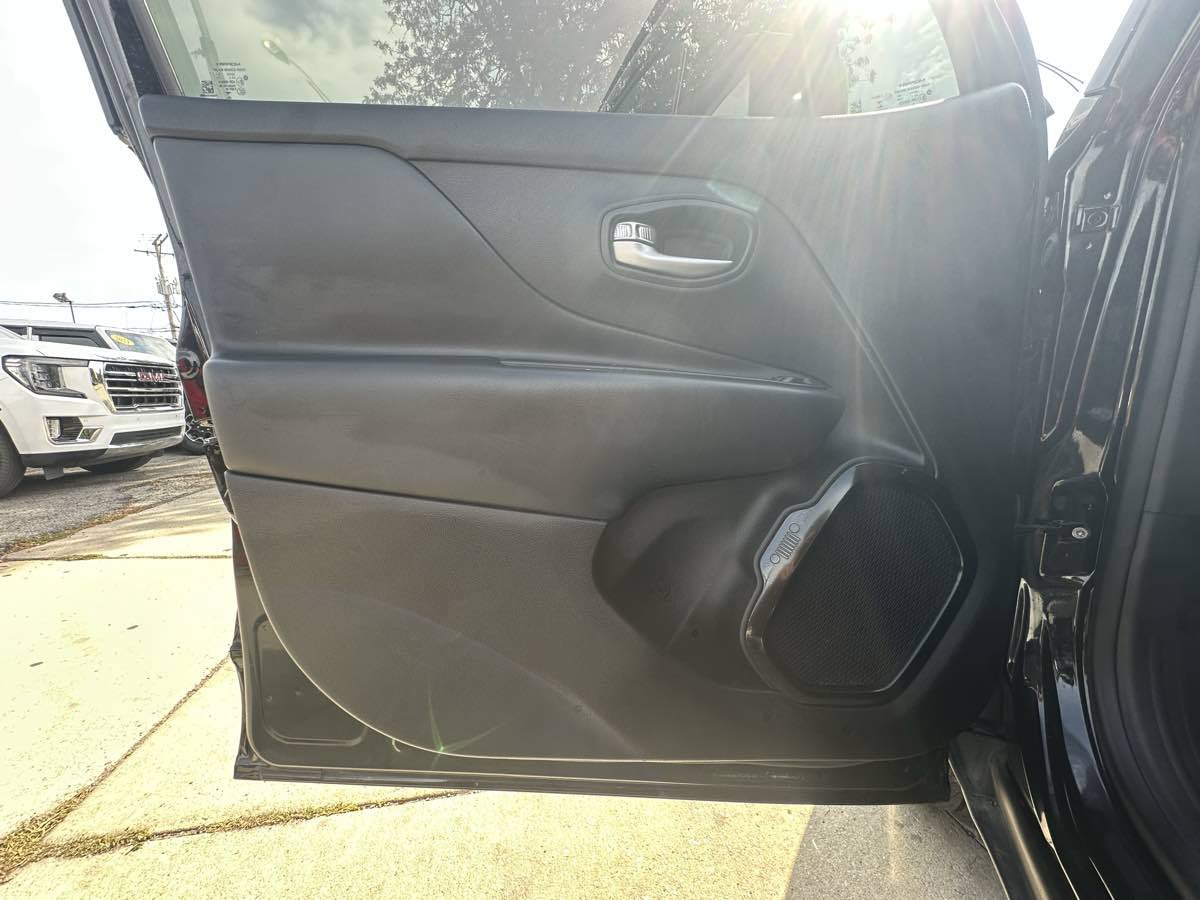 Used 2019 Jeep Renegade Altitude w/ Quick Order Package 2XM AWD/4WD image 22
