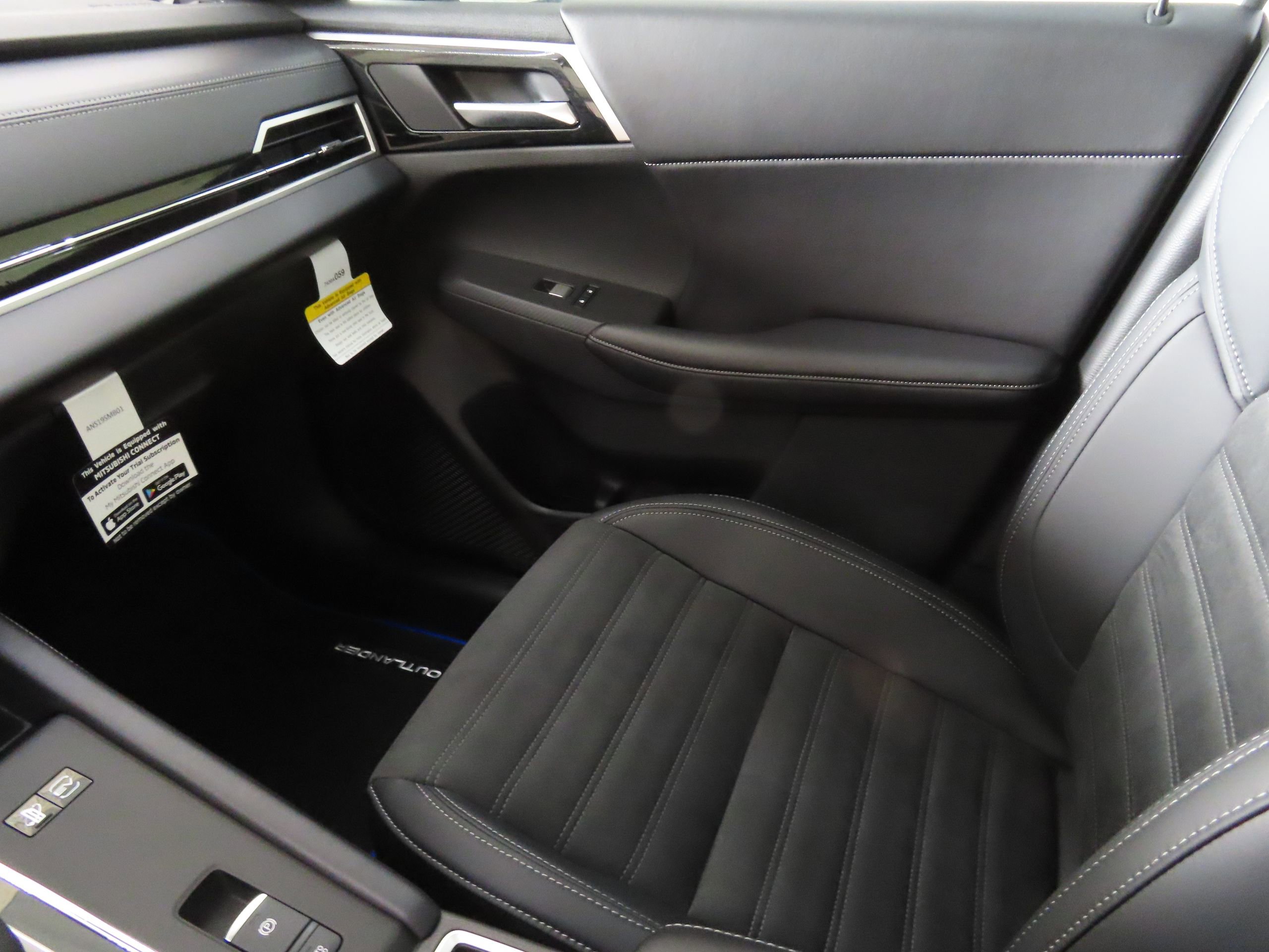 New 2025 Mitsubishi Outlander SE image 18