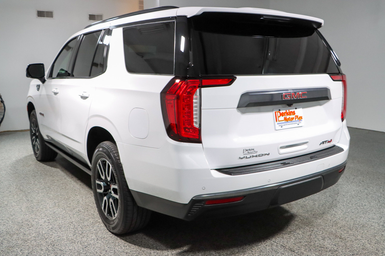 Used 2023 GMC Yukon AT4 w/ AT4 Premium Plus Package AWD/4WD image 9