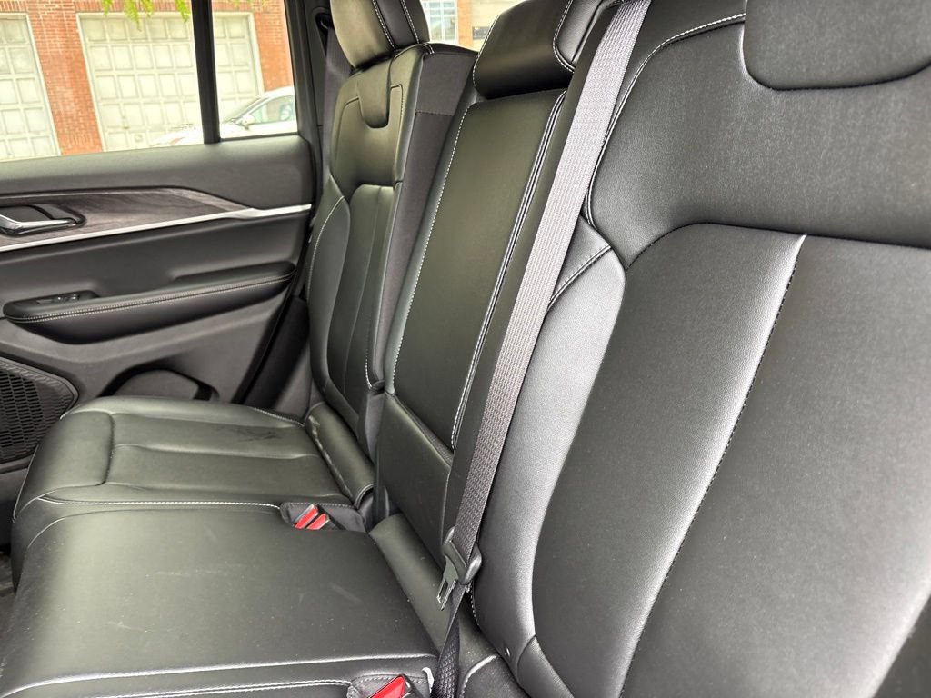 Used 2025 Jeep Grand Cherokee Limited w/ Black Appearance Package AWD/4WD image 7