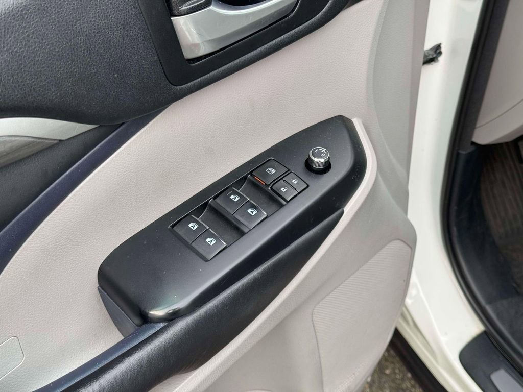 Used 2017 Toyota Highlander Limited AWD/4WD image 19
