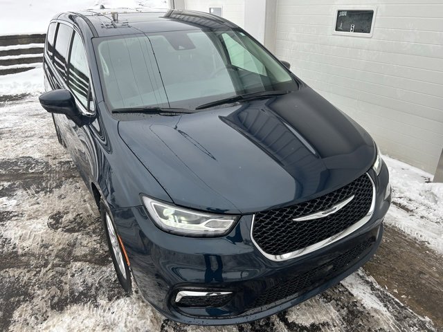 Used 2023 Chrysler Pacifica Touring-L image 7