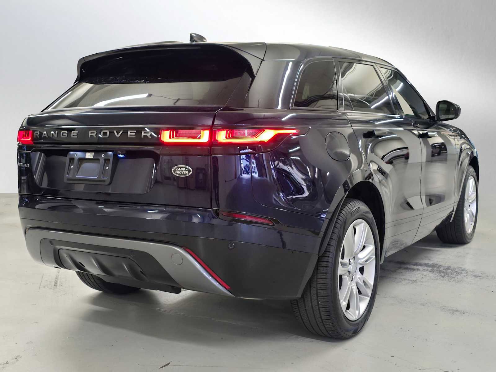 Certified 2023 Land Rover Range Rover Velar R-Dynamic S image 5