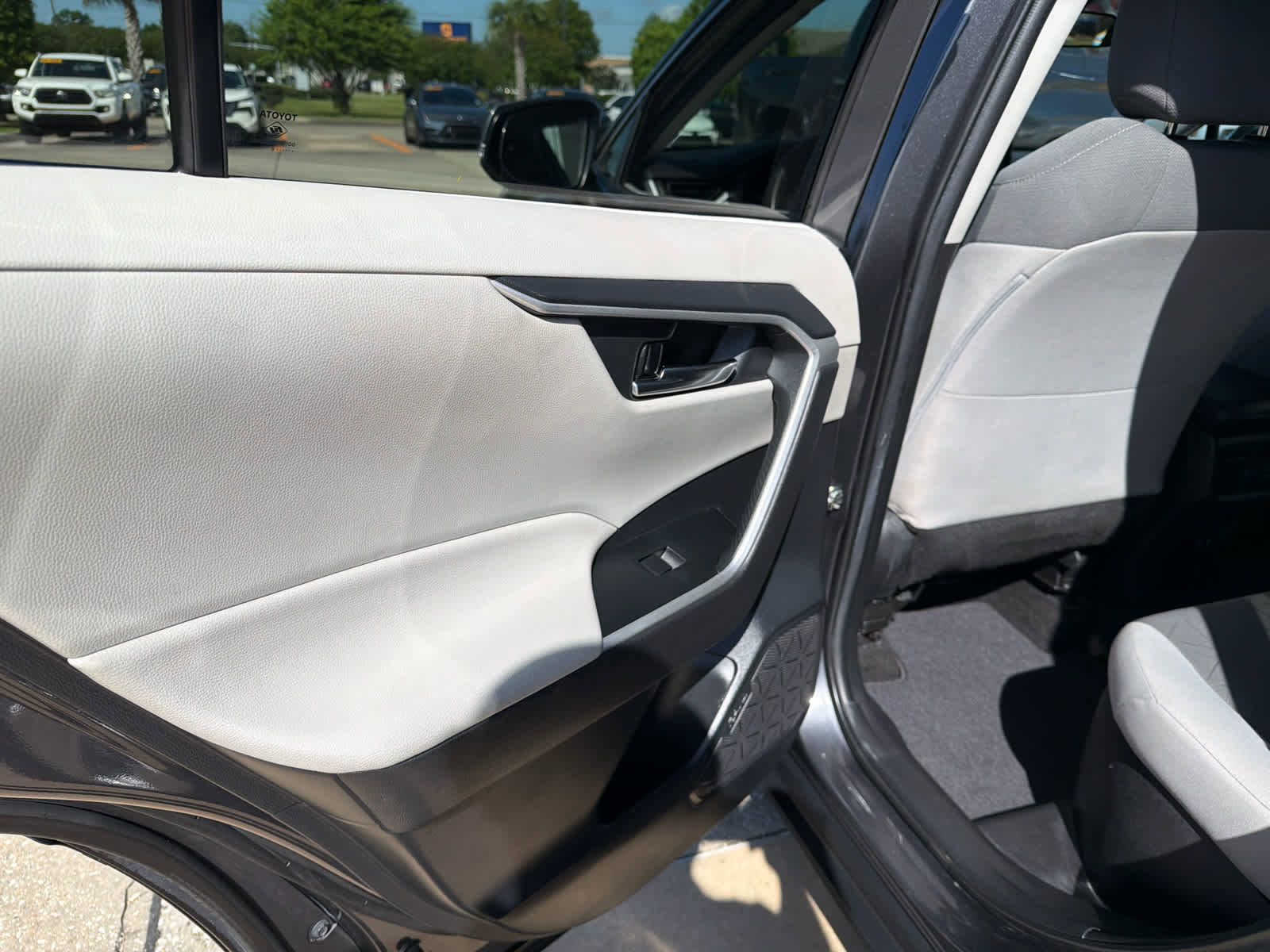 Used 2020 Toyota RAV4 XLE w/ Convenience Package image 22