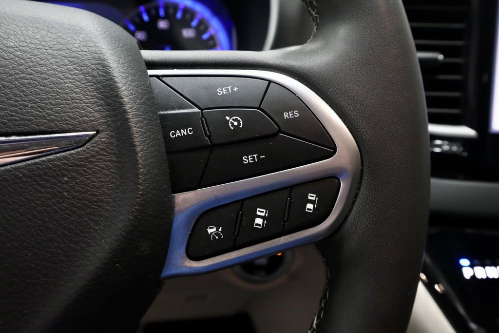 Used 2024 Chrysler Pacifica Touring-L FWD image 31