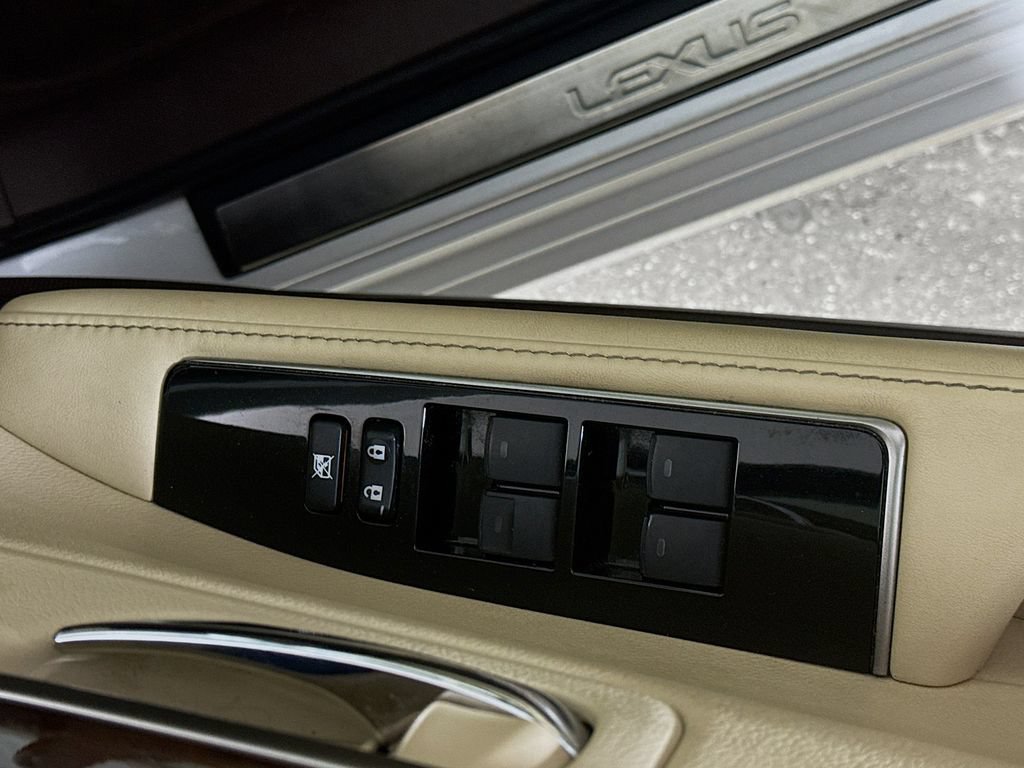Used 2016 Lexus ES 350 w/ Luxury Package w/Wood Trim FWD image 17