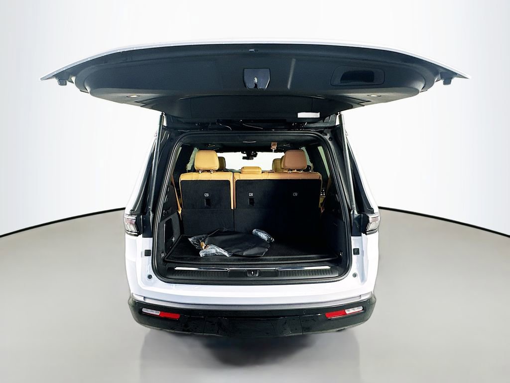 New 2026 Jeep Grand Wagoneer Summit AWD/4WD image 16