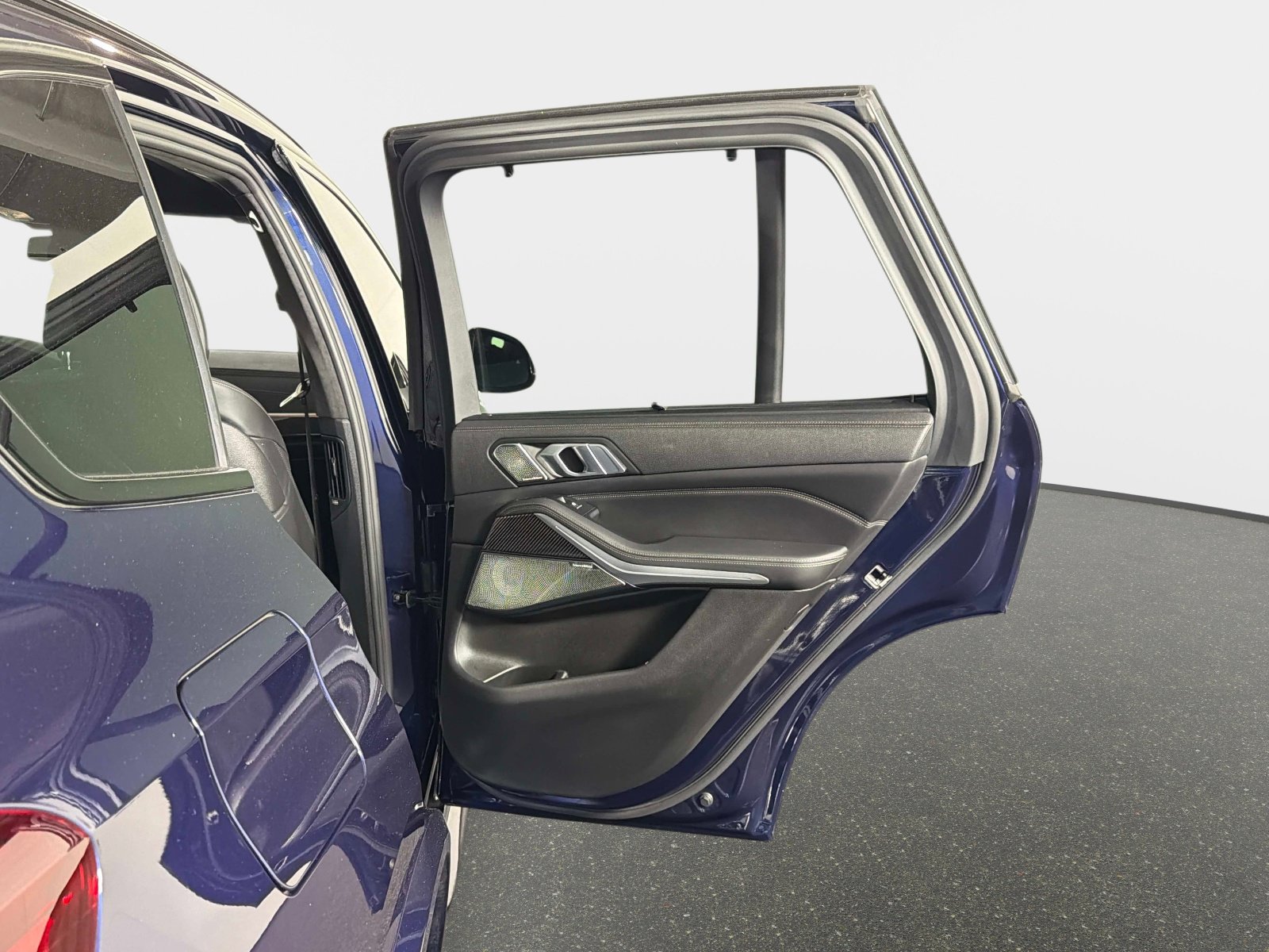 Used 2021 BMW X5 M50i w/ Executive Package image 25